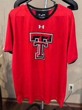 Under Armour Men’s Red Texas Tech Jersey Like Tee with Black Trim